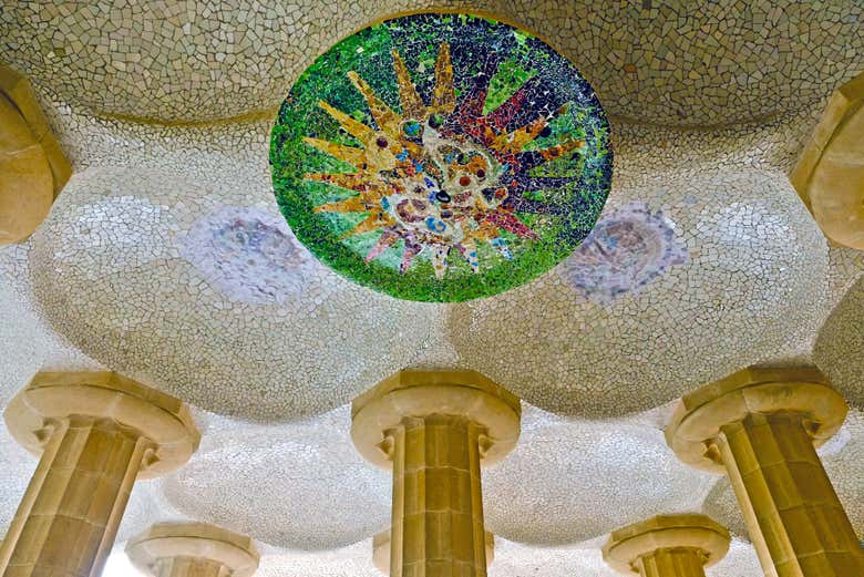 Nos tetos você também encontrará obras de Gaudí!