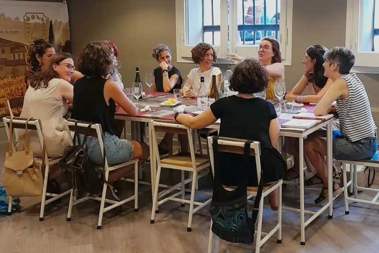 Un grupo de mujeres disfrutando de la cata