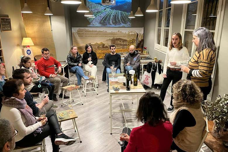 Atendiendo a las explicaciones del enólogo