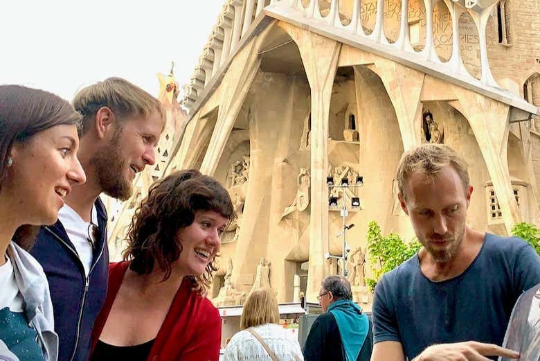 Grupo de jóvenes en el free tour de la Sagrada Familia