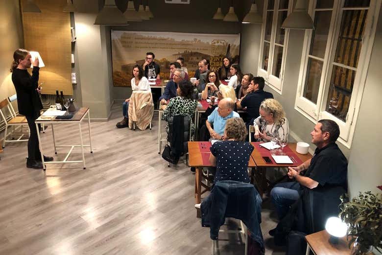 Sentados en las mesas de cata