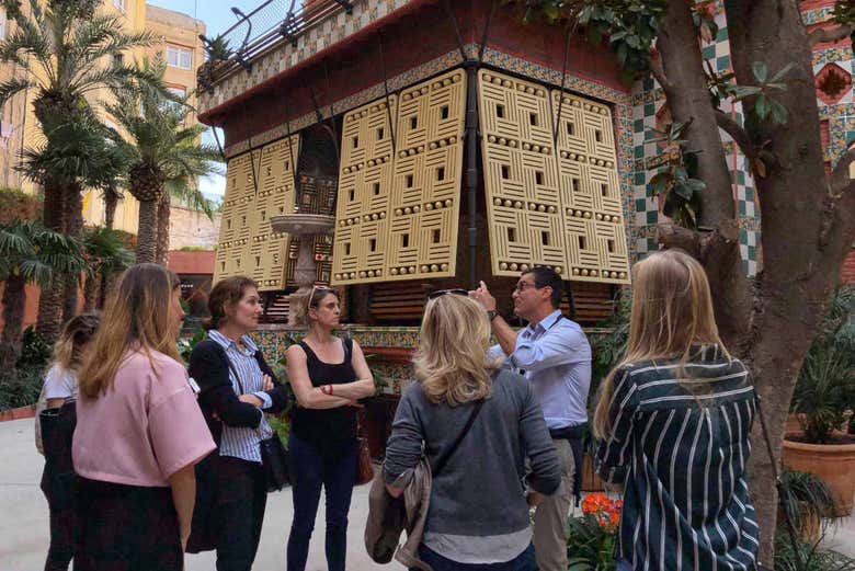 Explicaciones en el exterior de la Casa Vicens