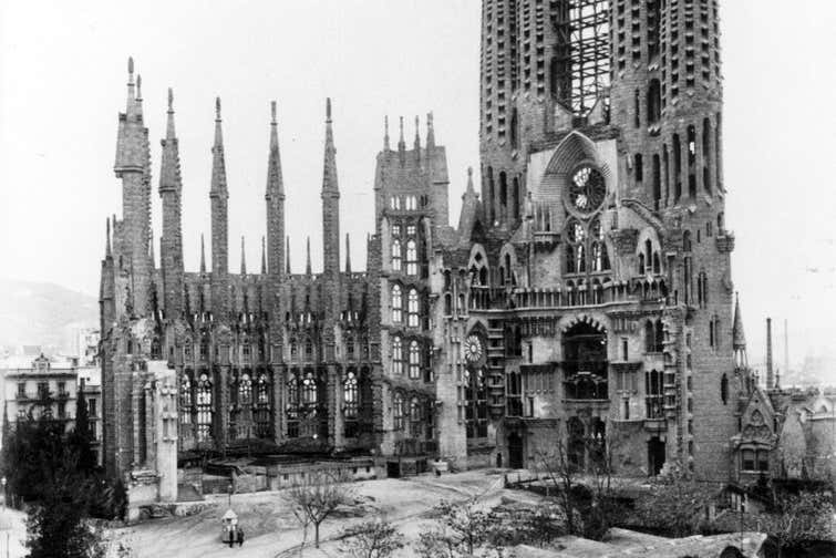 Fotografía antigua de la Sagrada Familia en 1925
