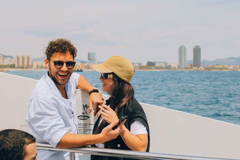 Un couple pose pour des photos