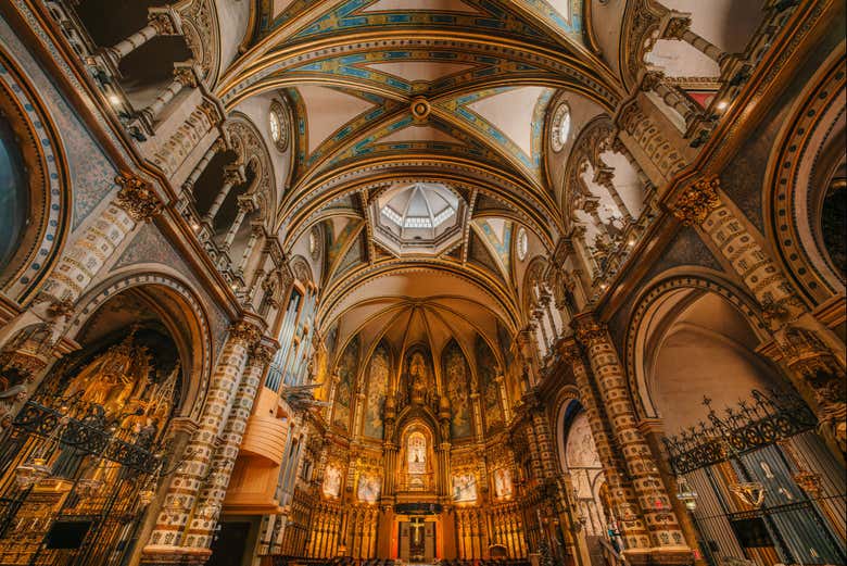 Interior de la basílica de Montserrat