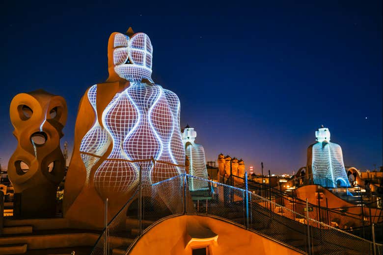Juego de luces en las chimeneas de La Pedrera de Barcelona