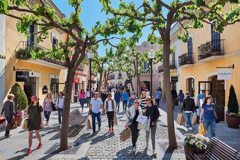 Book a Taxi in Barcelona - La Roca Village Outlet Shopping