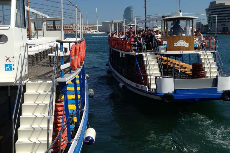Zarpando para navegar por el puerto de Barcelona