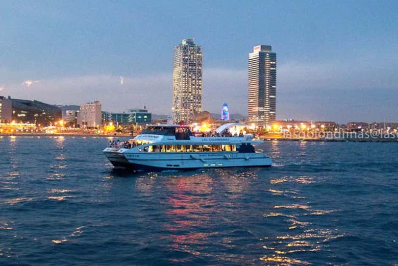 Navegando en Las Golondrinas al anochecer por Barcelona