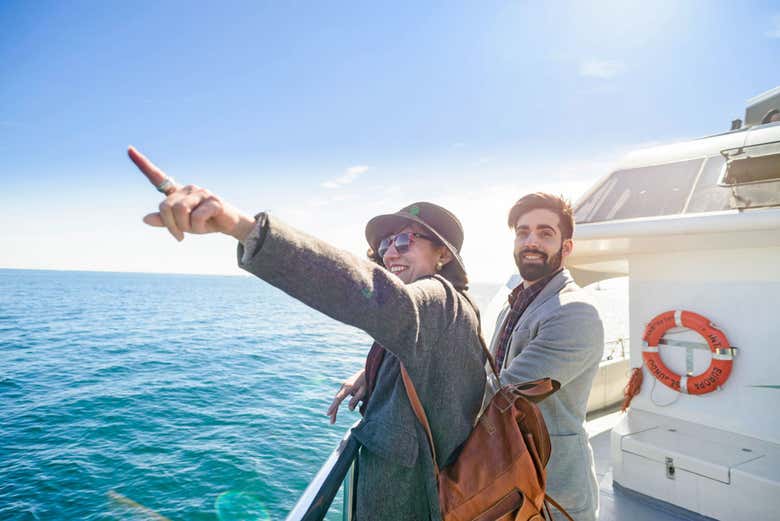 Una pareja disfrutando de las vistas desde el barco