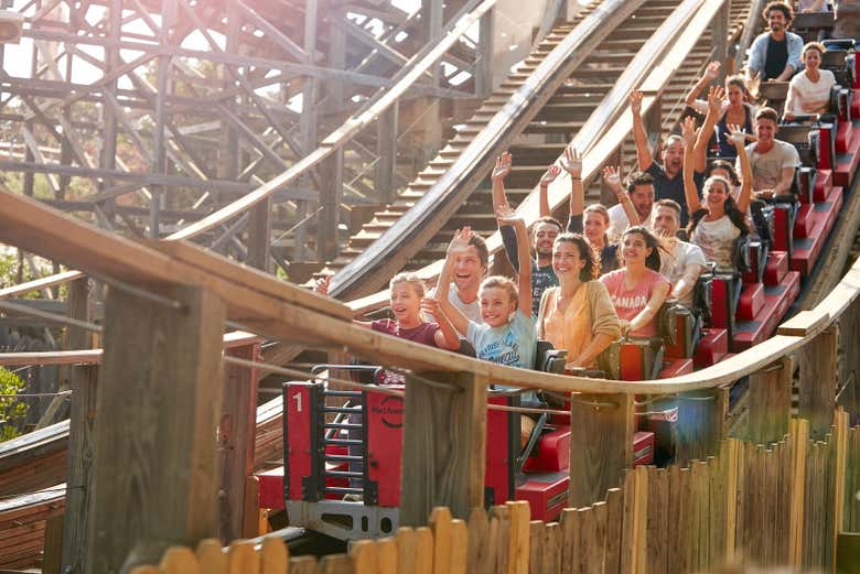 Subid a la emblemática montaña rusa de madera del parque