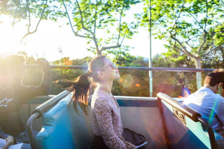 Mujer en el autobús turístico de Barcelona