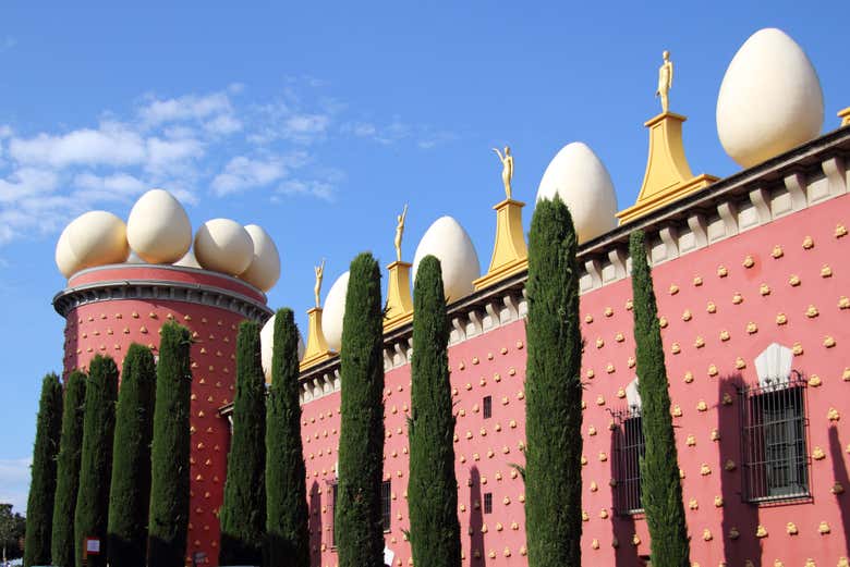 Exteriores del Teatro-Museo Dalí en Figueres