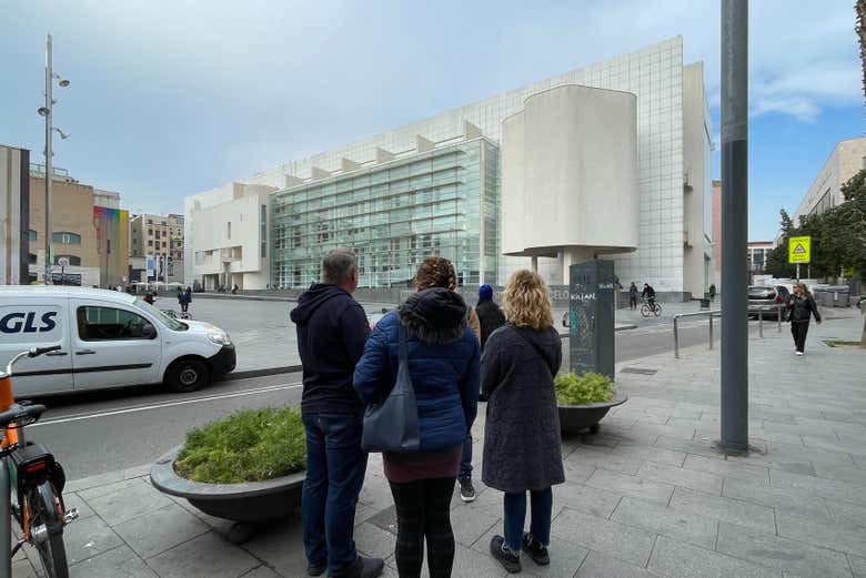 Di fronte al Museo di Arte Contemporanea di Barcellona
