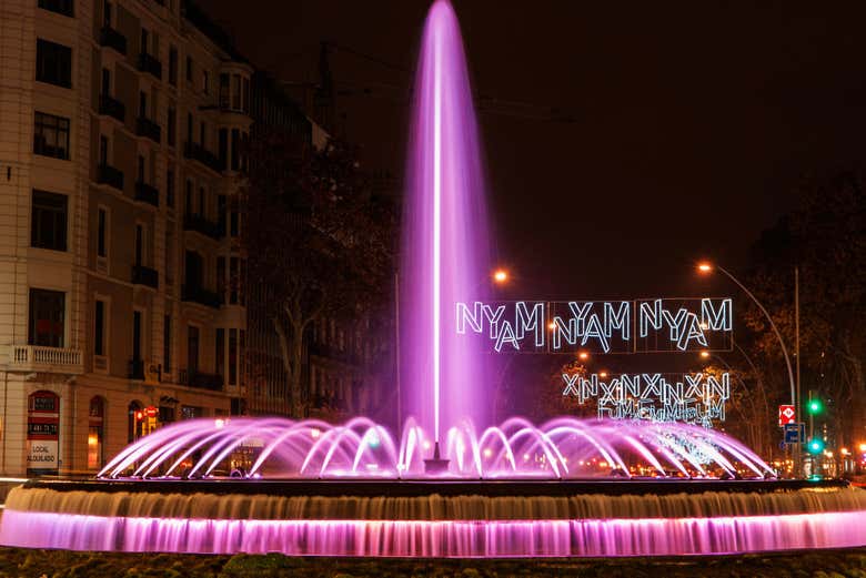 Fonte iluminada em Barcelona