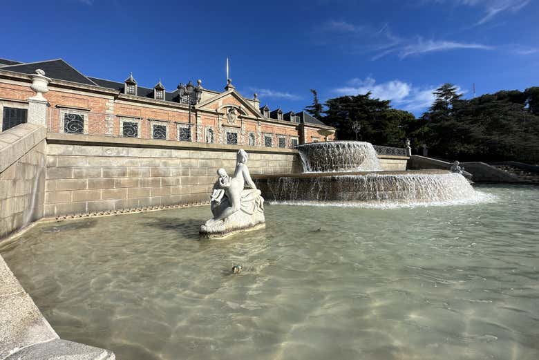 Stroll around the gardens of the Palacete Albéniz