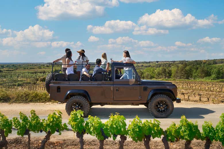 Passeando pela região vinícola de Penedès em um veículo 4x4