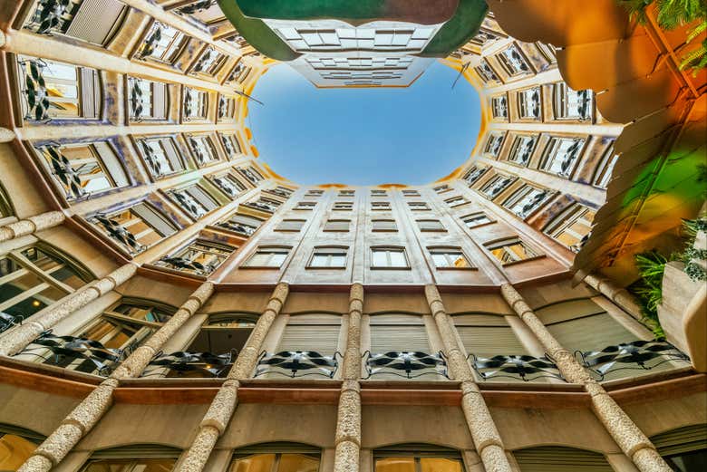Perspectiva interior de La Pedrera vista desde abajo