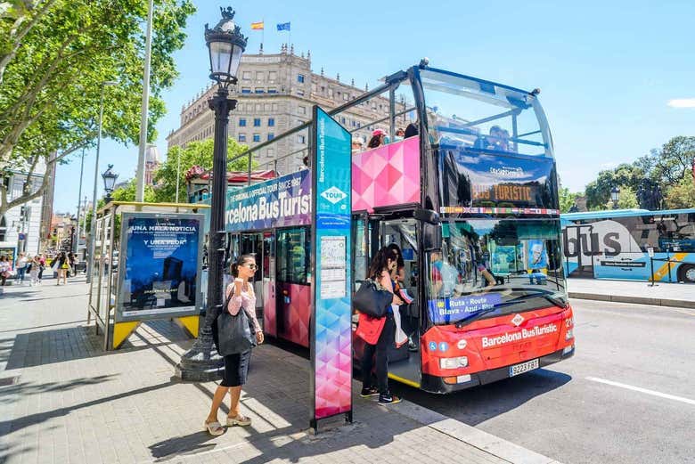 Panorámica del autobús turístico efectuando una parada