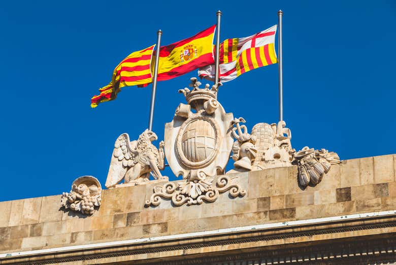 Banderas de España, Cataluña y Barcelona ondeando al viento