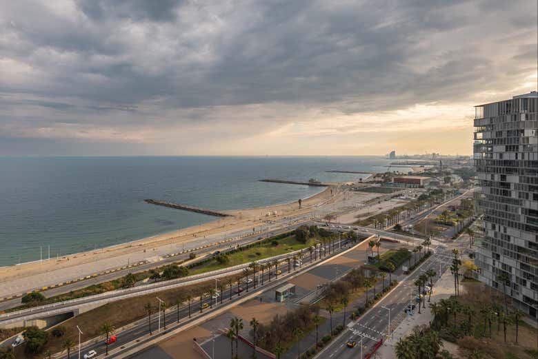 Maravillaos con las vistas de la playa de Levante