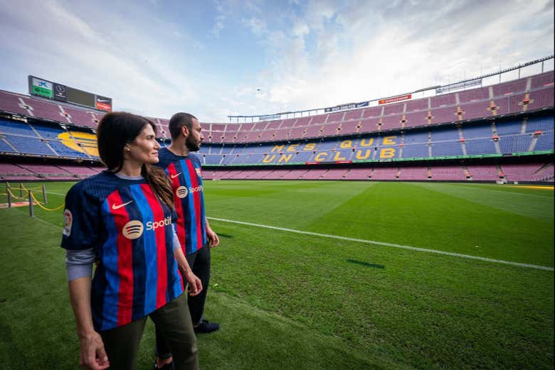 Una pareja recorriendo el estadio