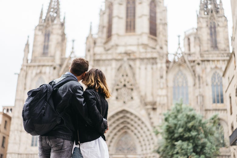 Una pareja de enamorados contemplando la catedral de Barcelona