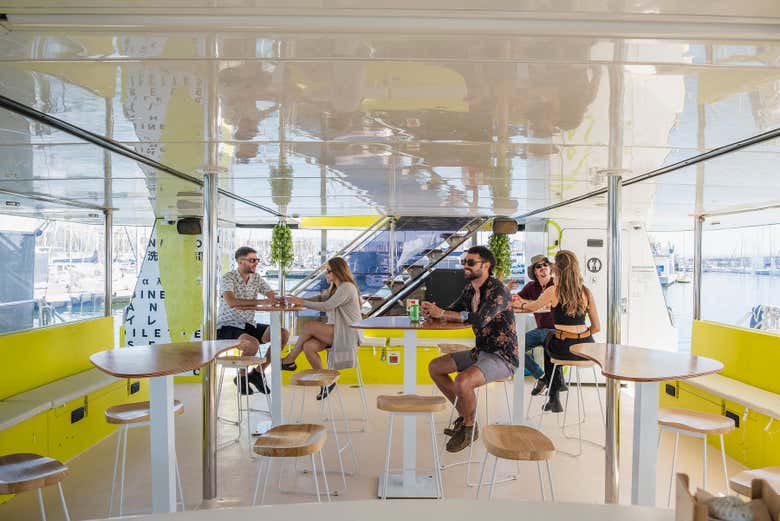 Interior do catamarã com música a bordo