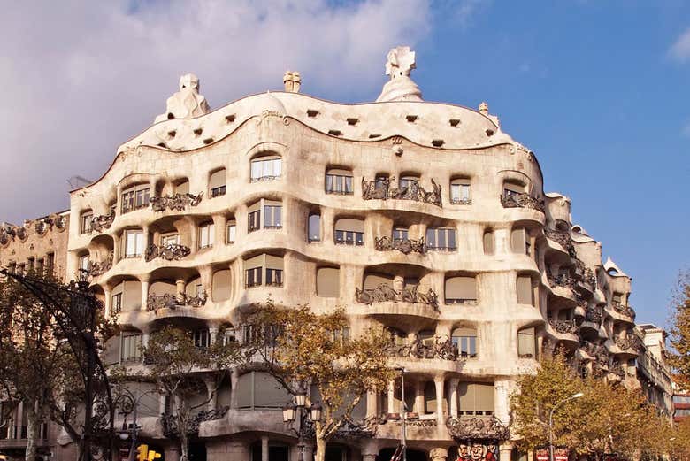 Admirando la fachada de La Pedrera