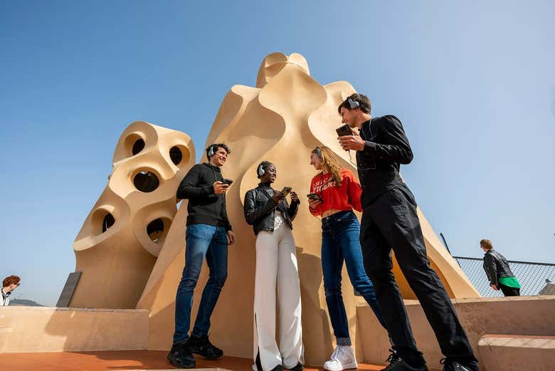 Gruppo sul tetto della Pedrera di Barcellona con l'audioguida