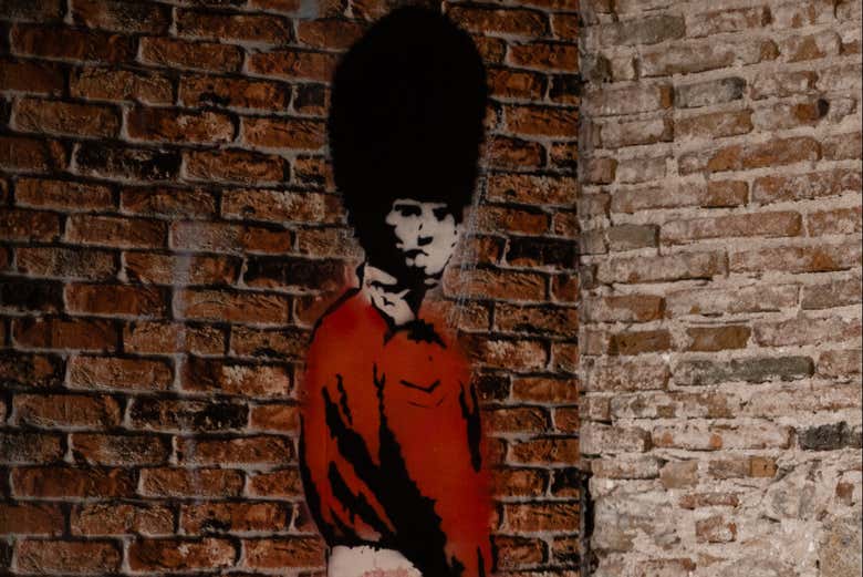 Obra de Banksy chamada 'Pissing Guard'