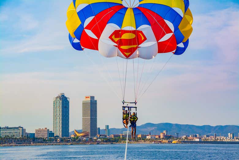 Practicando parasailing en la costa de Barcelona