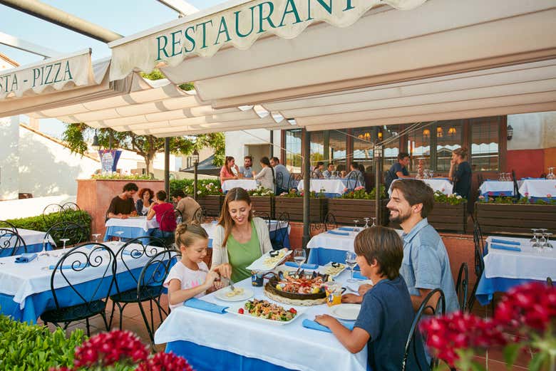 Comendo em um dos restaurantes do parque