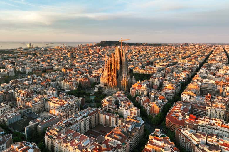Vista aérea da cidade de Barcelona com a Sagrada Família