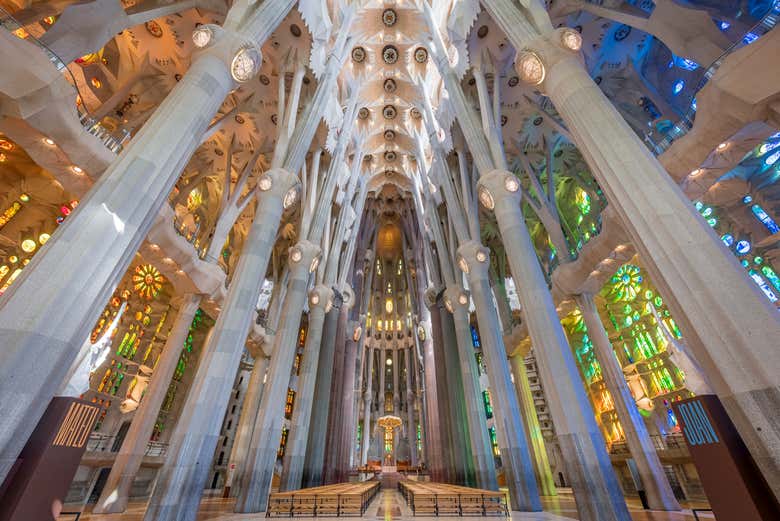 Detalhes arquitetônicos do interior da Sagrada Família