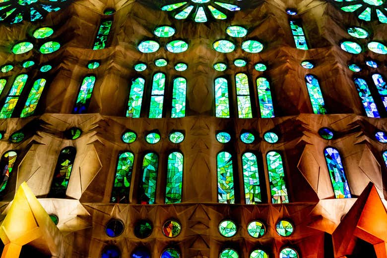 Detalles de los vitrales de la Sagrada Fachada