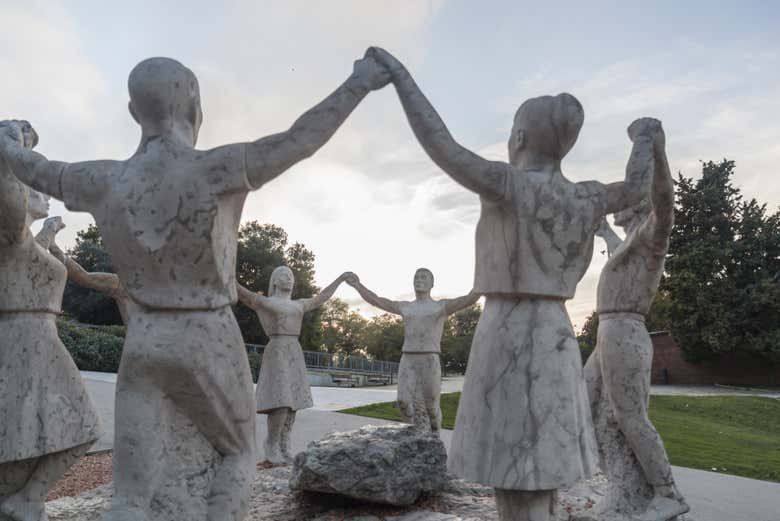 Topándonos con una escultura en honor a la sardana