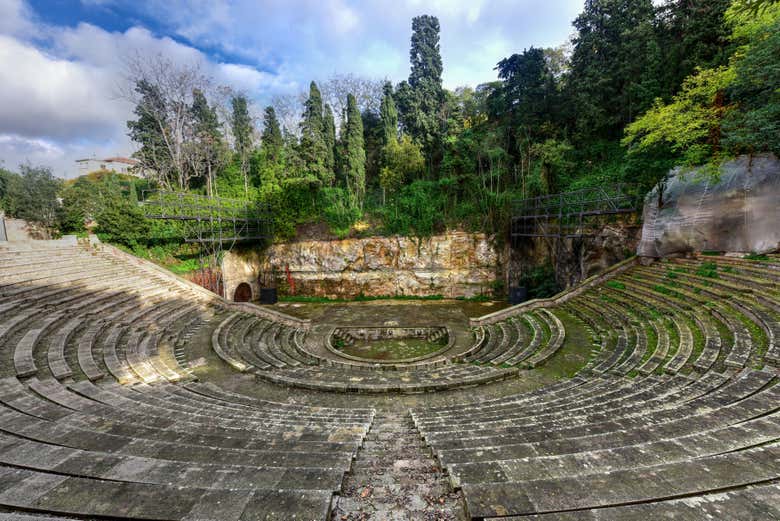 Frente al teatro griego