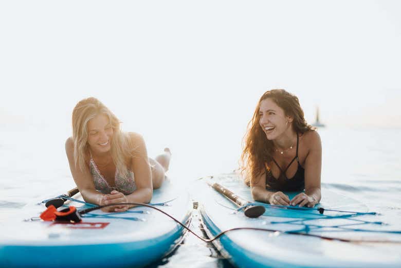 Amigas disfrutando con el paddle surf