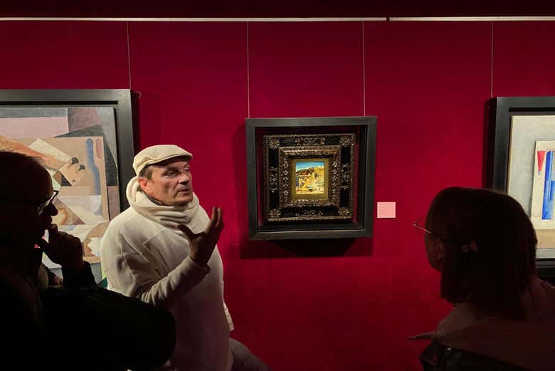 Guía explicando los secretos del Teatro-Museo Dalí