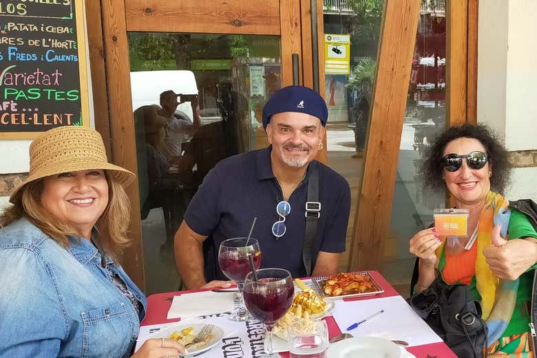 Disfrutando de las tapas españolas