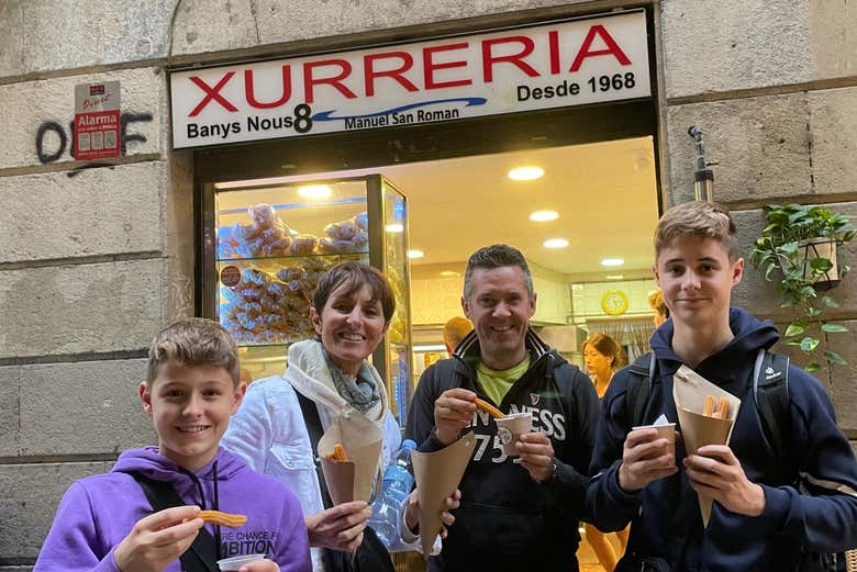 Uma família provando os deliciosos churros