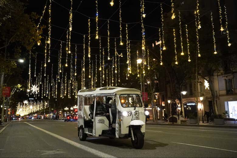 Tuk Tuk por las calles navideñas en Barcelona