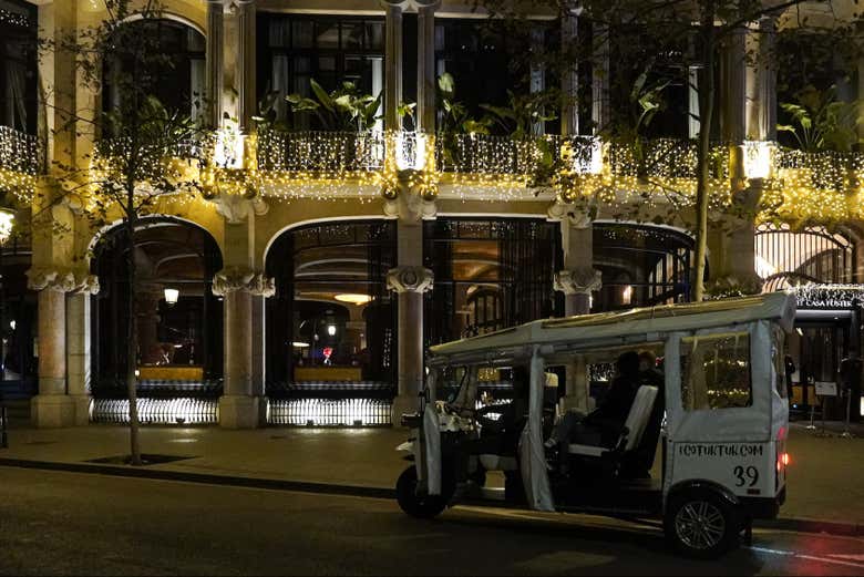 Observaréis los balcones iluminados de Barcelona