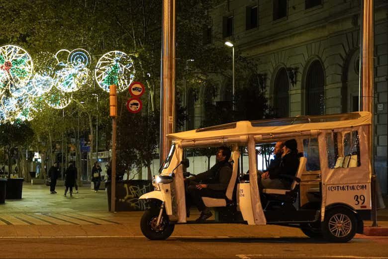 Paseo viendo las luces de Barcelona