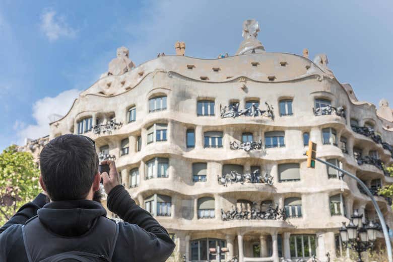 Un turista di fronte a La Pedrera