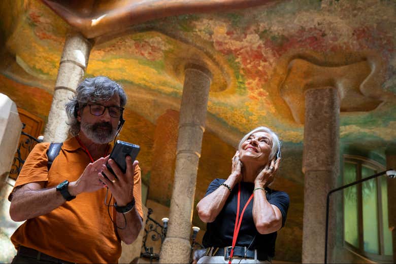 Escuchando la audioguía de La Pedrera