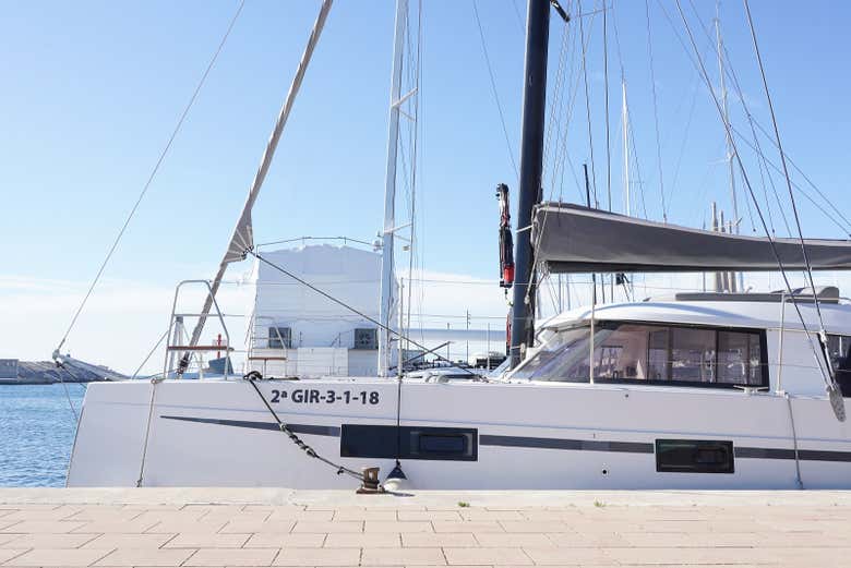 Catamaran dans le port