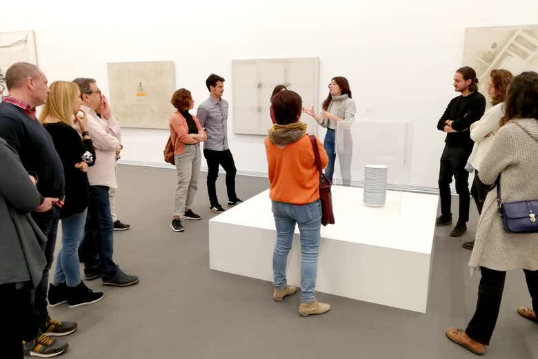 Escuchando las explicaciones de la guía