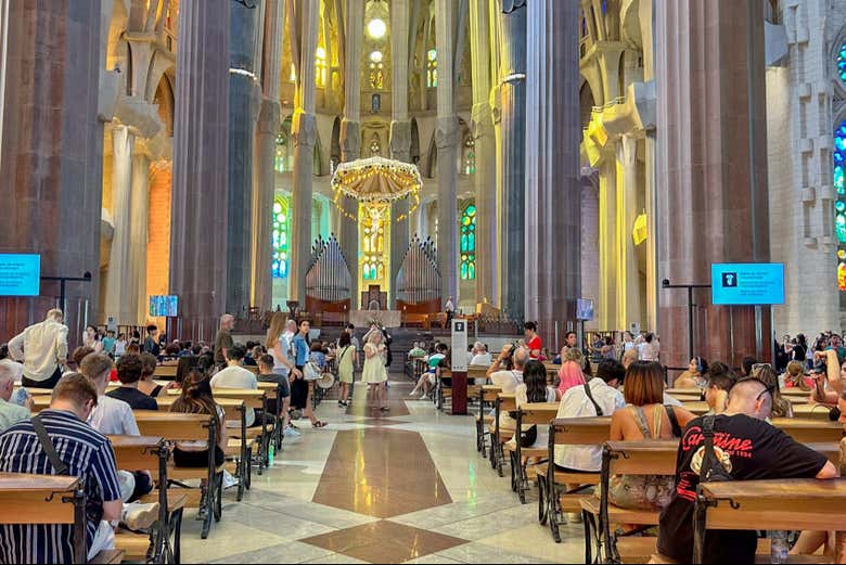 Visitando la nave central en el interior de la Sagrada Familia